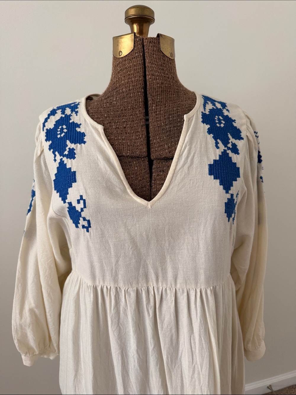 Velvet by Graham & Spencer White Midi Dress with Blue Embroidery - Picture 4 of 13